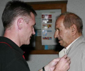 Staffelleiter Ian Diggance mit Gerhard Gronau (TSG Rottenacker) 2007