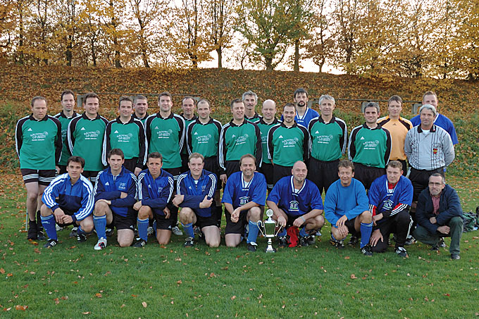 FV Altheim und SV Langenenslingen nach dem Endspiel zur AH-Bezirksmeister 2008